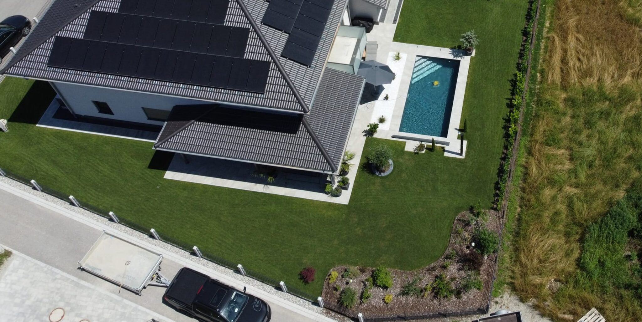 Neubau mit Pool und Rasenfläche aus der Vogelperspektive