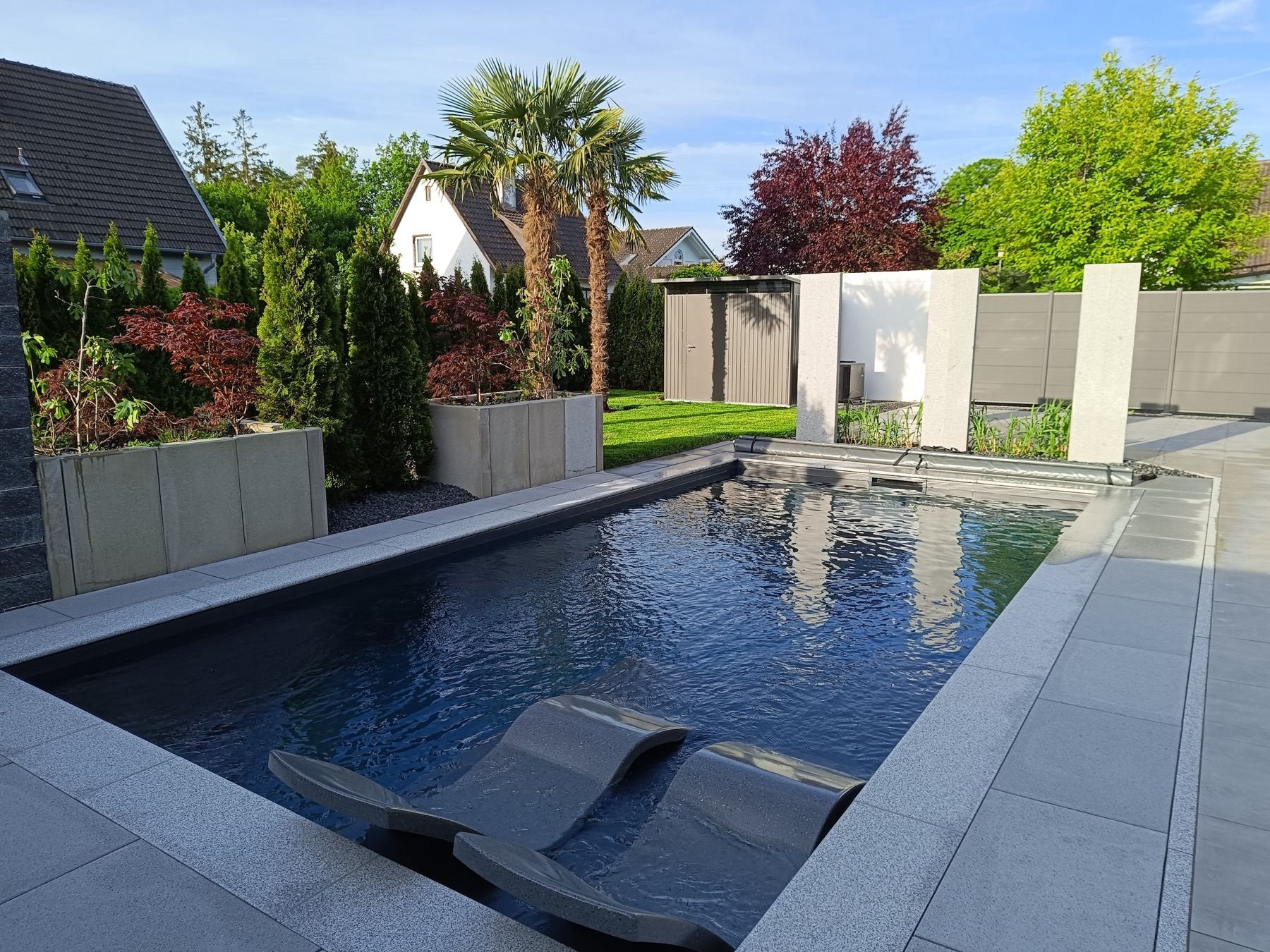 Dunkler Pool mit Liegen im Wasser